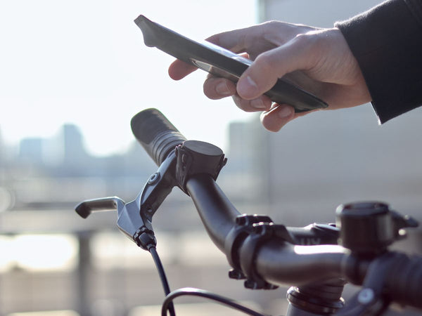 Magnetic smartphone mount for bike handlebar